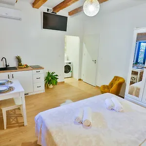  Apartment Mana Centre